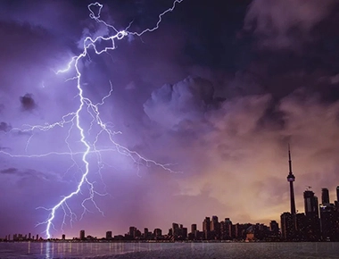 Beschützer der Überspannung schutz im Gewitter wetter