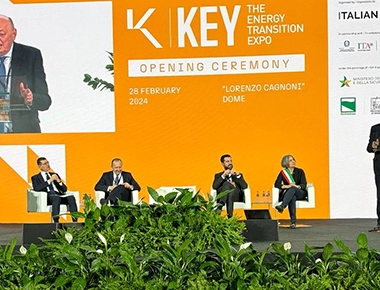 Feiern der erfolgreichen Teilnahme von Elecnova an der KEY Energy Exhibition 2024 in Rimini, Italien